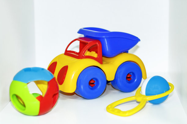 儿童玩具:拨浪鼓，禁酒和塑料卡车图片下载