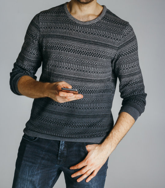 男人的手在用手机。特写图片。沟通。技术。携带。打电话给。使用技术。图片下载