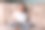 一个胳膊断了的小男孩坐在椅子上，打了石膏。医院。药。。疼痛。折断四肢。图片下载