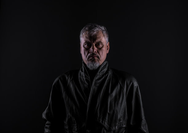 一个男人的影子肖像，黑暗的画室背景图片下载