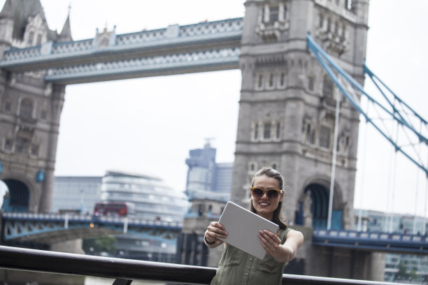 在塔桥前自拍图片下载