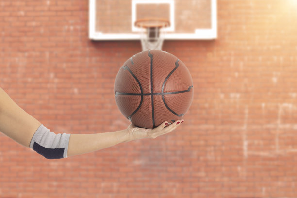 女人拿着篮球在街上投篮罚球图片下载