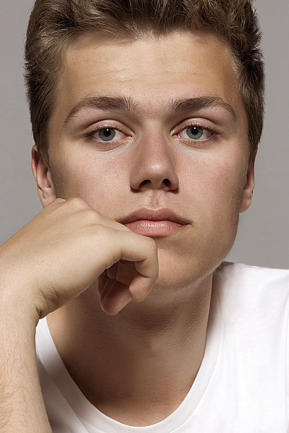 一个十几岁的男孩在白色t恤大图片下载