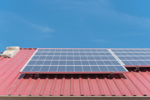 美国德克萨斯州商业建筑钢屋顶地板上的太阳能电池板图片下载