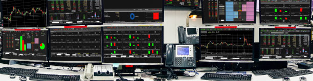 在配有商务办公设备的监控机房显示股票行情和行情图表。商业和金钱概念，全景照片。图片下载