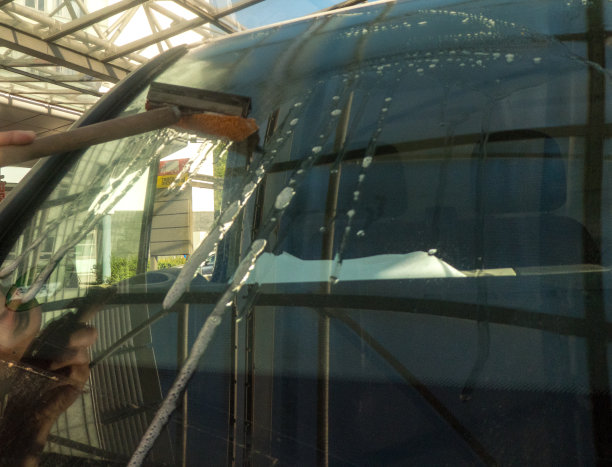 把车窗擦干净图片下载