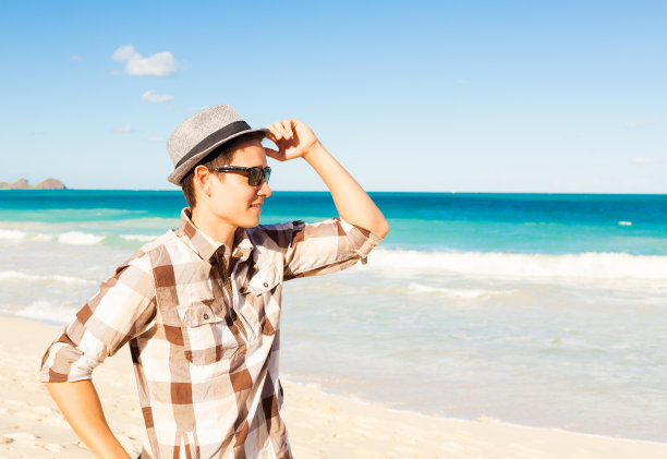 海滩上的男人图片下载