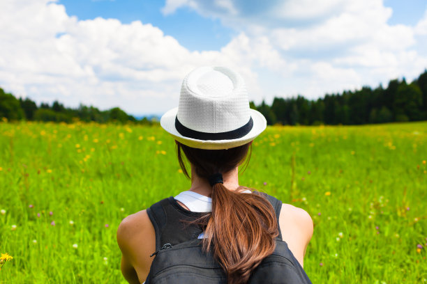 在野外放松的女人图片下载