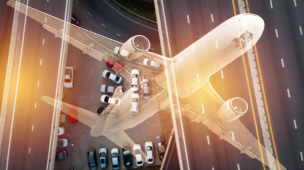 双曝光飞机与鸟瞰图从飞行无人机十字公路和许多汽车。运输的概念。图片下载