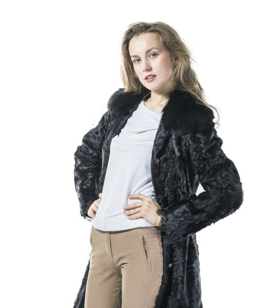 一幅白色背景下穿着黑色外套的年轻女商人的肖像图片下载