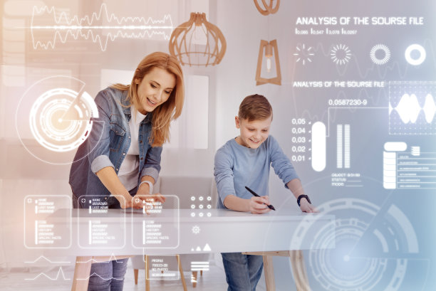 情感上的亲人微笑着用手写笔画画图片下载