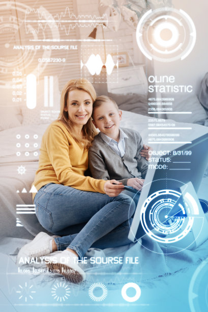 快乐的母亲拥抱着她的儿子，看起来很开心图片下载