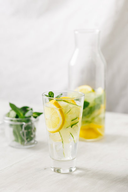 排毒水，新鲜柠檬黄瓜薄荷排毒饮料图片下载