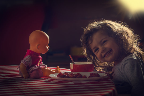 可爱的小女孩早餐吃草莓图片下载