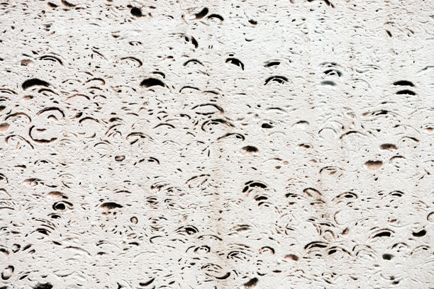 白色泡沫块在宏。旧楼地基。详细的背景纹理泡沫块特写。由泡沫材料制成的模板。模式与复制空间。图片下载