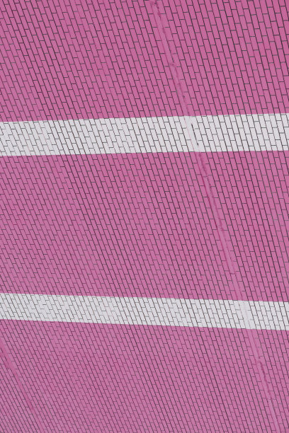 粉红色的砖墙和白色的线条。背景墙现代建筑特写。图片下载