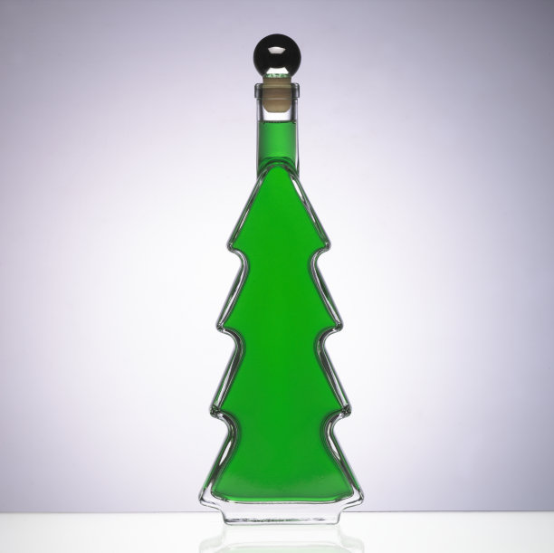 圣诞树形状的玻璃瓶里装满了绿色液体图片下载