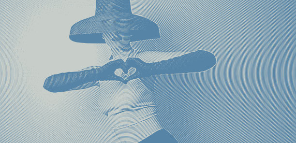 老女人用手做心形手势图片下载