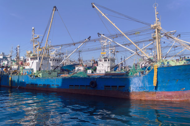 近距离观看船舶停靠在釜山港，韩国图片下载