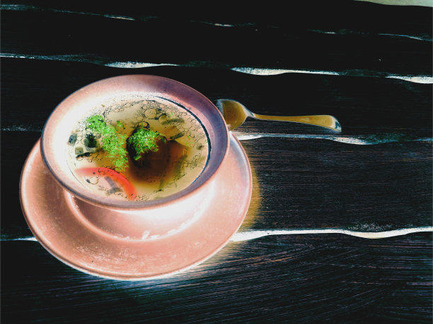 桌子上有一碗汤和一把勺子。晚餐。早餐。食物。库克图片下载