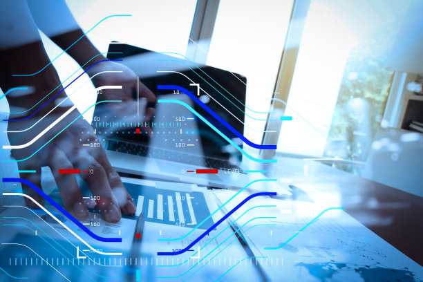 办公桌上有笔记本电脑，后台有工作人员图片下载