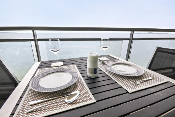 餐桌与海景图片下载