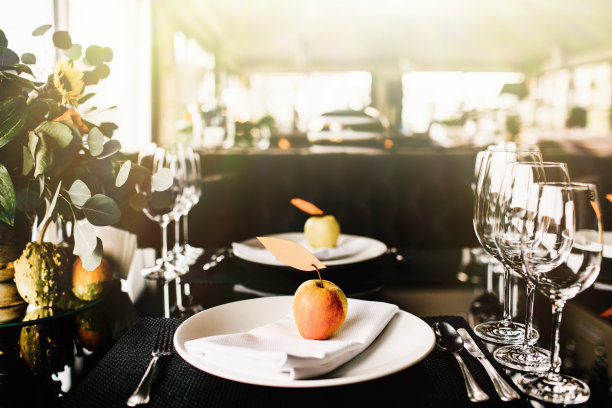 在一家优雅的餐厅里，配有葡萄酒杯的精致餐桌图片下载