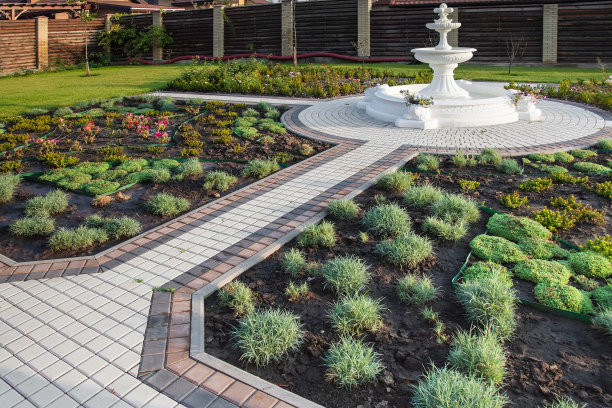 院子里有喷泉和新鲜的植物图片下载