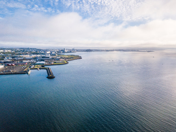 冰岛雷克雅未克市线远，鸟瞰大量的海水和广阔清新的海洋图片下载