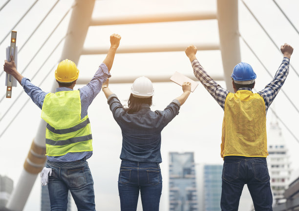 建筑师在他们参与成功的城市里举起了手。图片下载