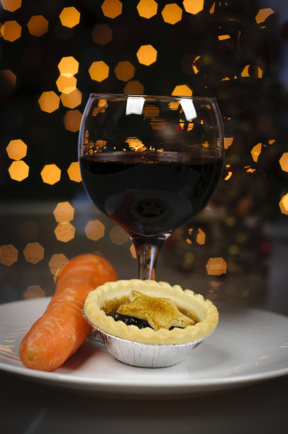 圣诞前夜，为圣诞老人和驯鹿留了一盘肉馅饼、胡萝卜和一杯葡萄酒图片下载