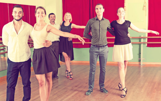 一群人在跳华尔兹时玩得很开心图片下载