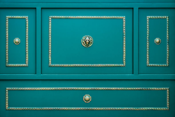 漂亮的金属门，背景。图片下载