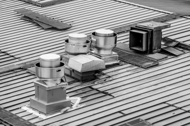 黑色和白色的金属屋顶图片下载