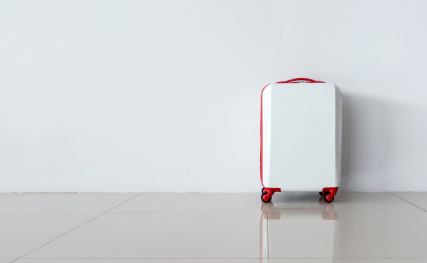 旅行的概念。特写行李袋上的白色背景图片下载