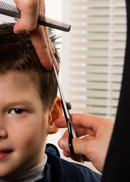 理发师用剪刀给男孩理发图片下载