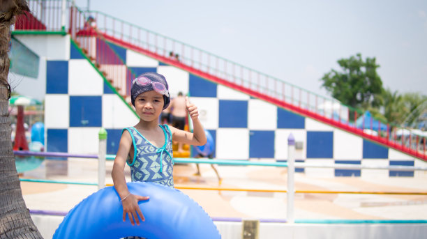 可爱的孩子暑假在游泳池里游泳图片下载