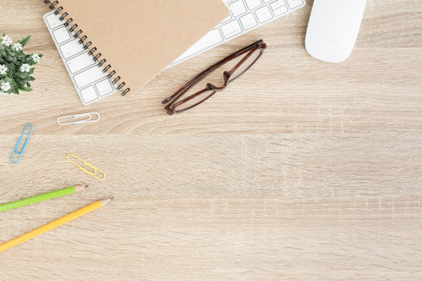 平躺照片的办公室办公桌与鼠标和键盘，俯视图的工作空间在木头桌子和复制空间图片下载