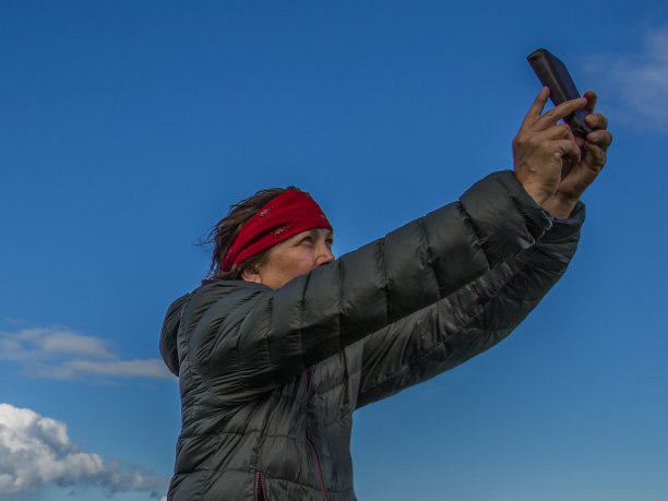 年龄，旅行，技术和人的概念-快乐的年长女性与智能手机自拍图片下载