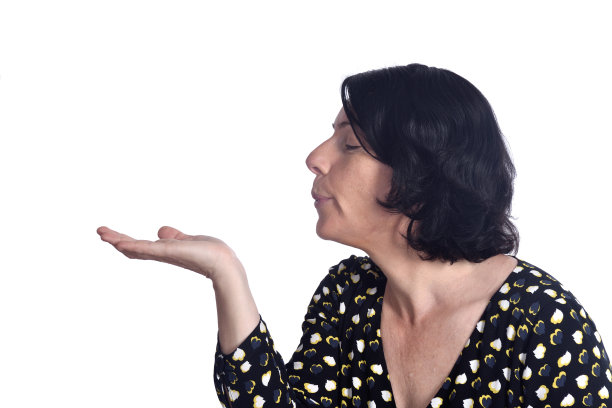 一个女人的肖像亲吻在白色图片下载