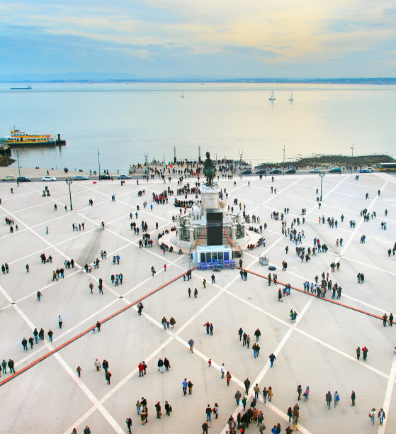 葡萄牙里斯本拥挤的商业广场图片下载