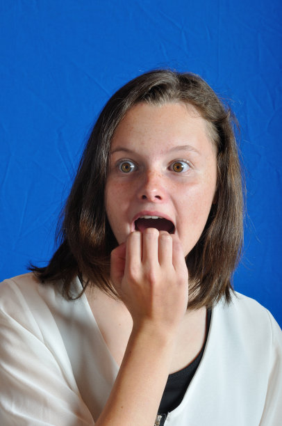 蓝色背景下惊恐的少年图片下载