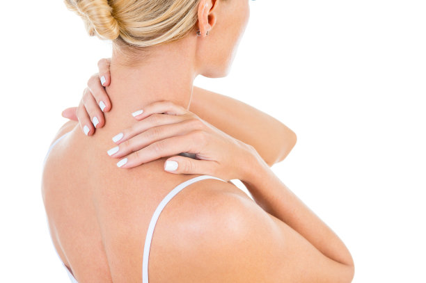 颈部疼痛的妇女用手触摸疼痛的部分孤立在白色背景上图片下载