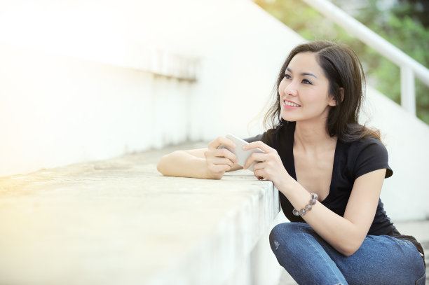 年轻潮女人的肖像。图片下载