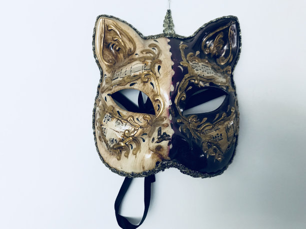 狂欢面具白墙上图片下载