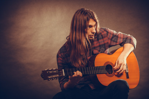 音乐家和他的乐器图片下载