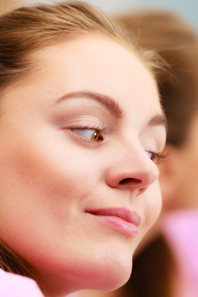 一个年轻女子在浴室里看着镜子图片下载