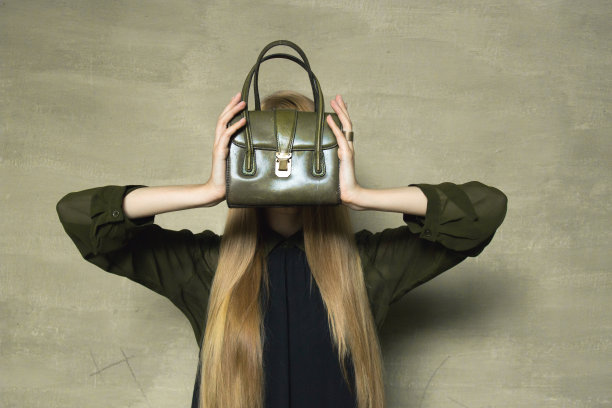 这个红头发的女孩长着绿色和黑色相间的头发。图片下载