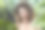 自然的样子卷发女孩在森林里抱水图片下载