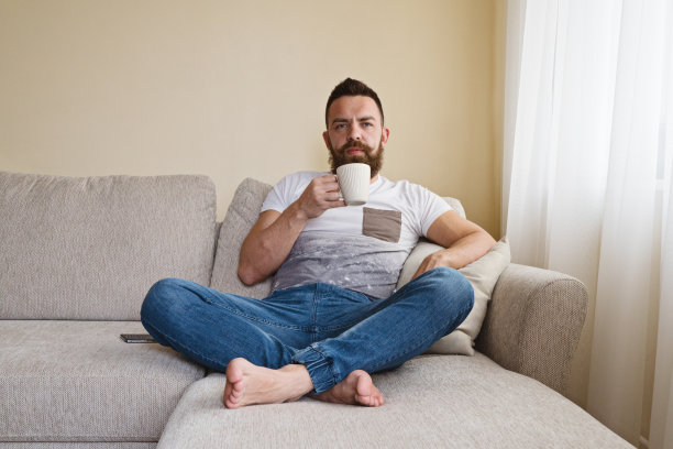 早上喝咖啡的大胡子嬉皮士图片下载